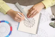 žena píše numerologickou tabulku