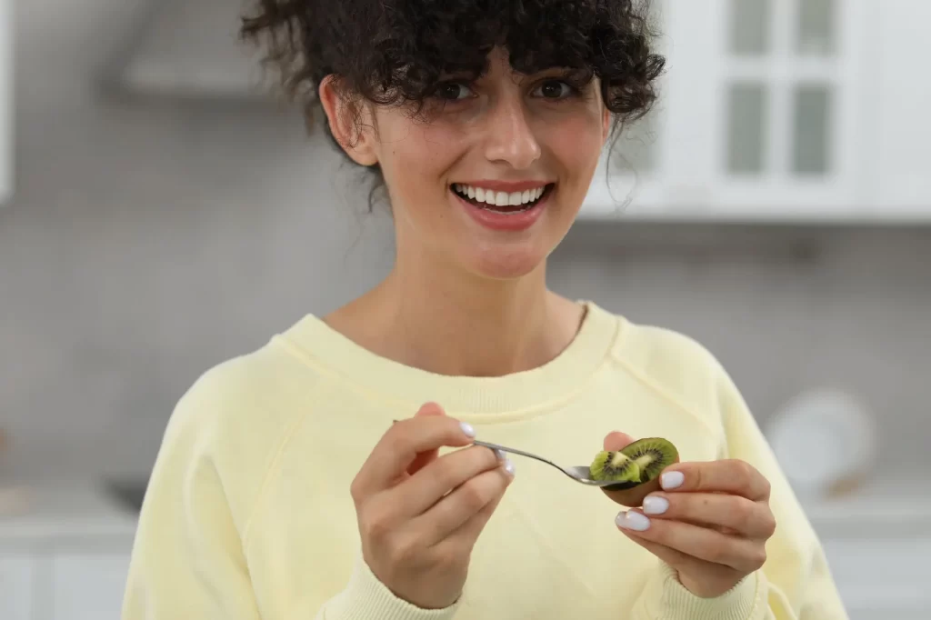 Shutterstock_2379391463 - Techsvět Kiwi obsahuje velké množství vitamínu C.