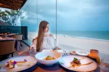žena večeří v restauraci