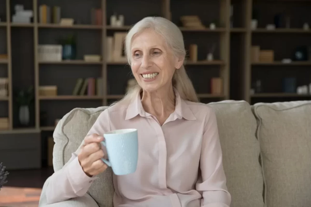 stará paní pije čaj