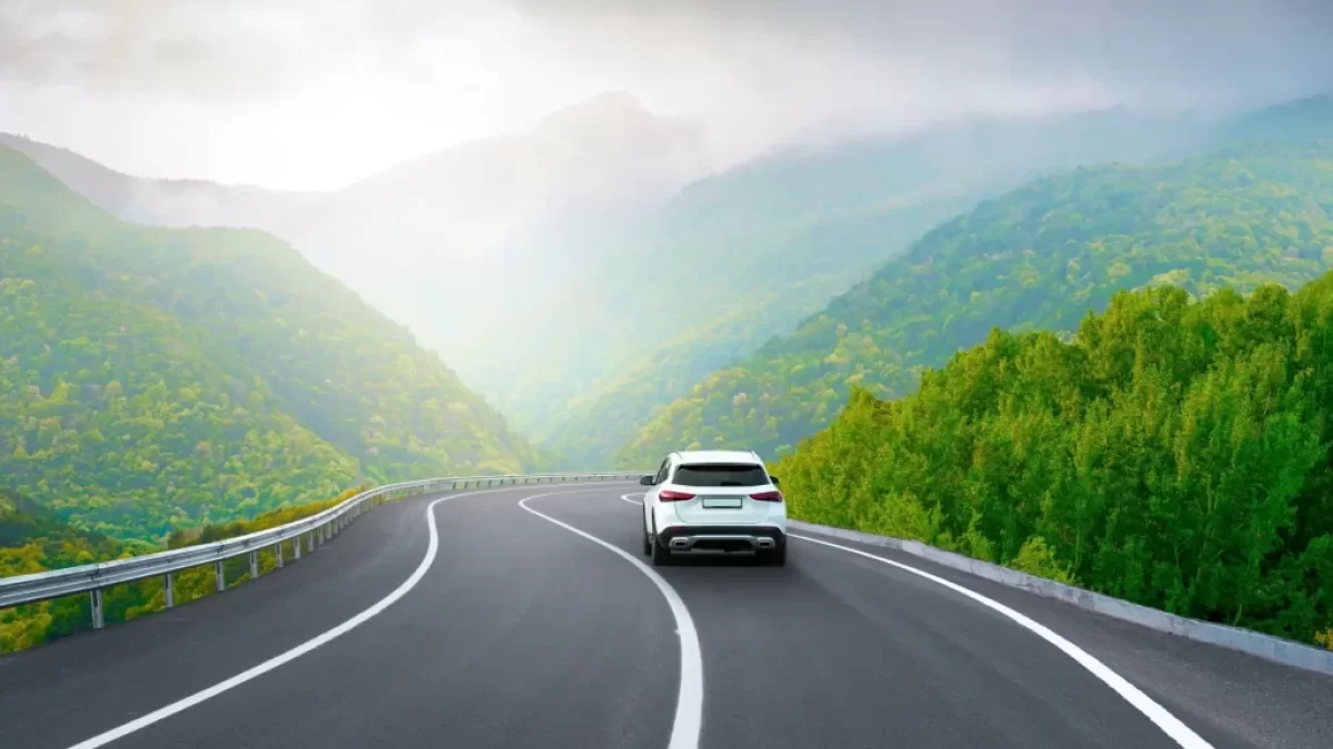 Auto na silnici s plnou čárou
