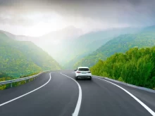 Auto na silnici s plnou čárou