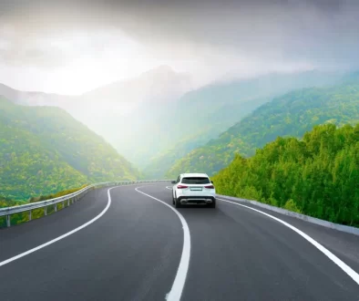 Auto na silnici s plnou čárou