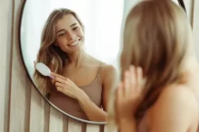 Žena si češe vlasy