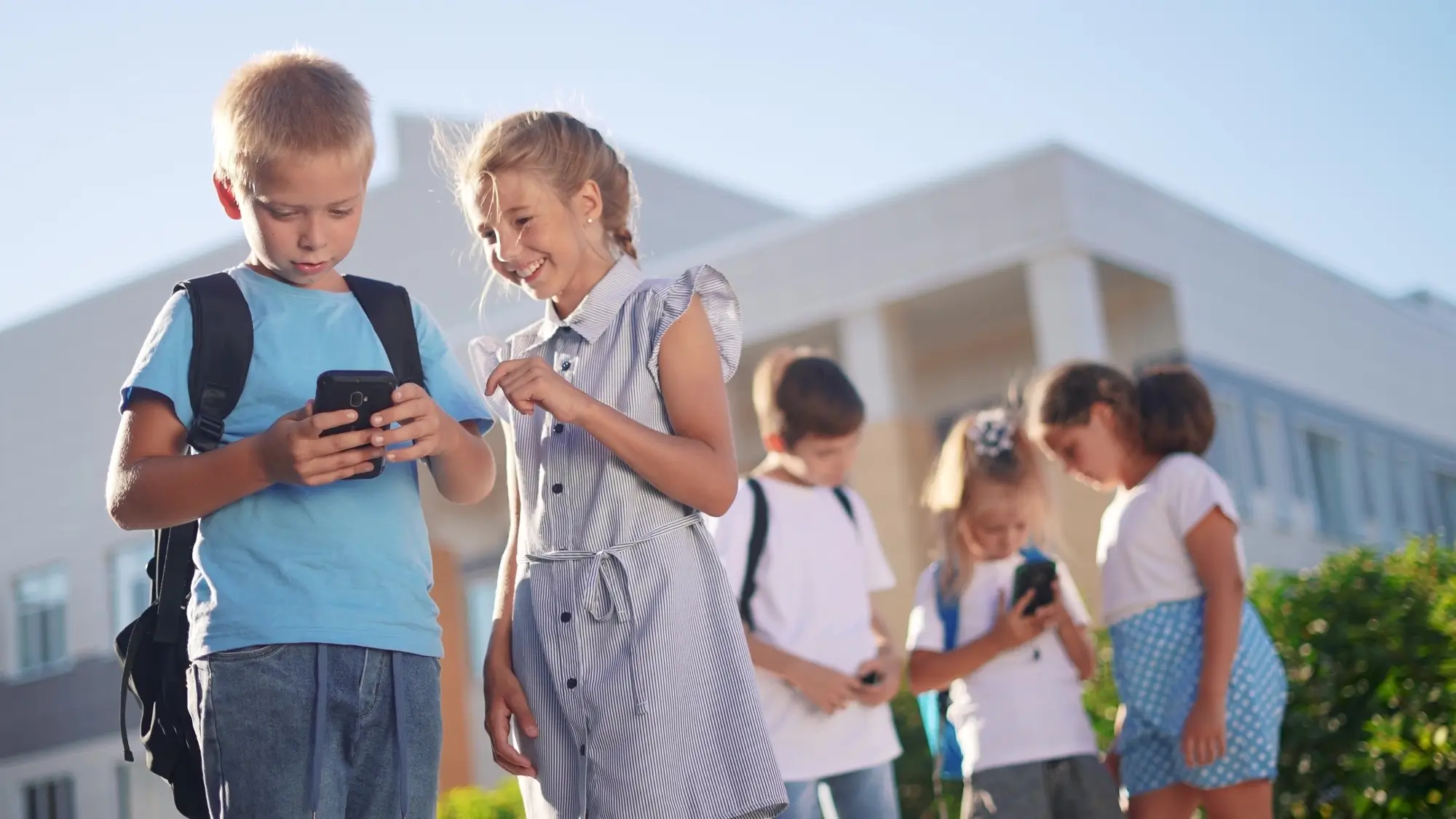Shutterstock_2414072379 - Techsvět Dítě má ve škole telefon