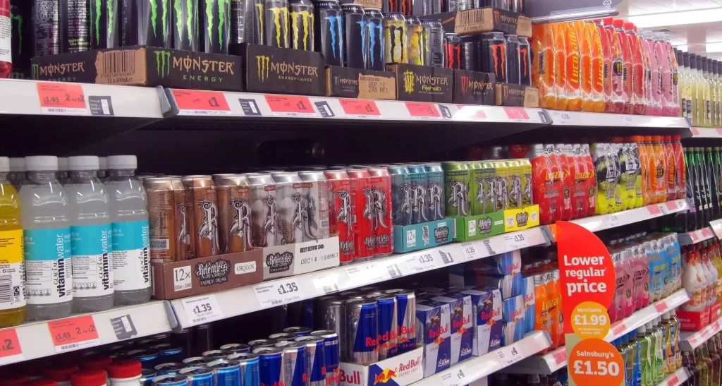 regál s energy drinky