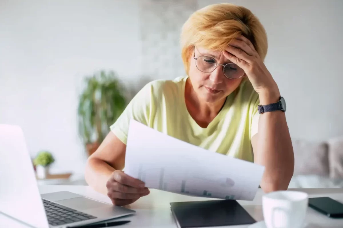 Starší žena s papírem v ruce