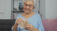 Důchodkyně počítá peníze
