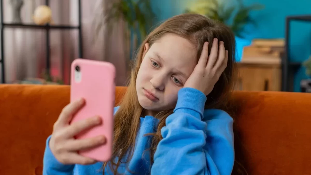 Dívka na mobilu