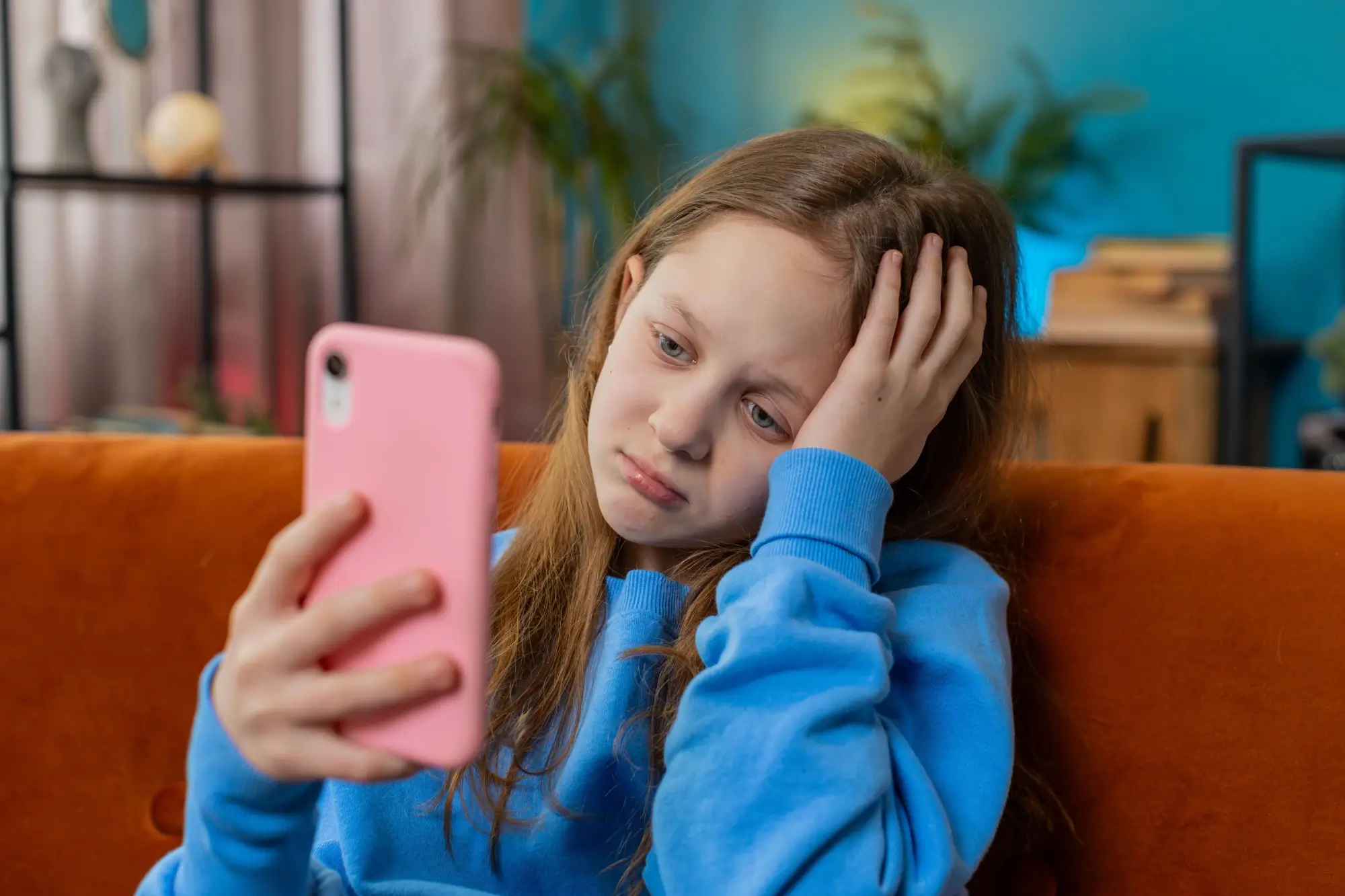 Dívka na mobilu