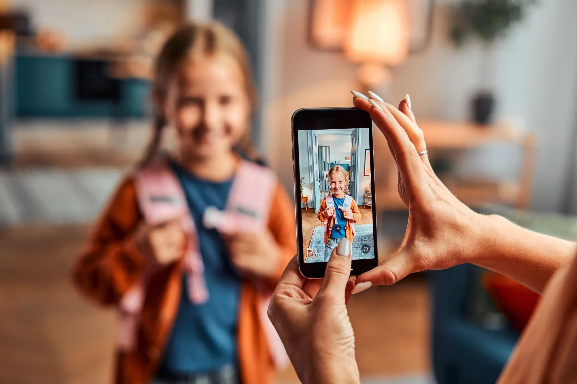 Shutterstock_2446570927 - Techsvět Maminka fotí dceru u zápisu