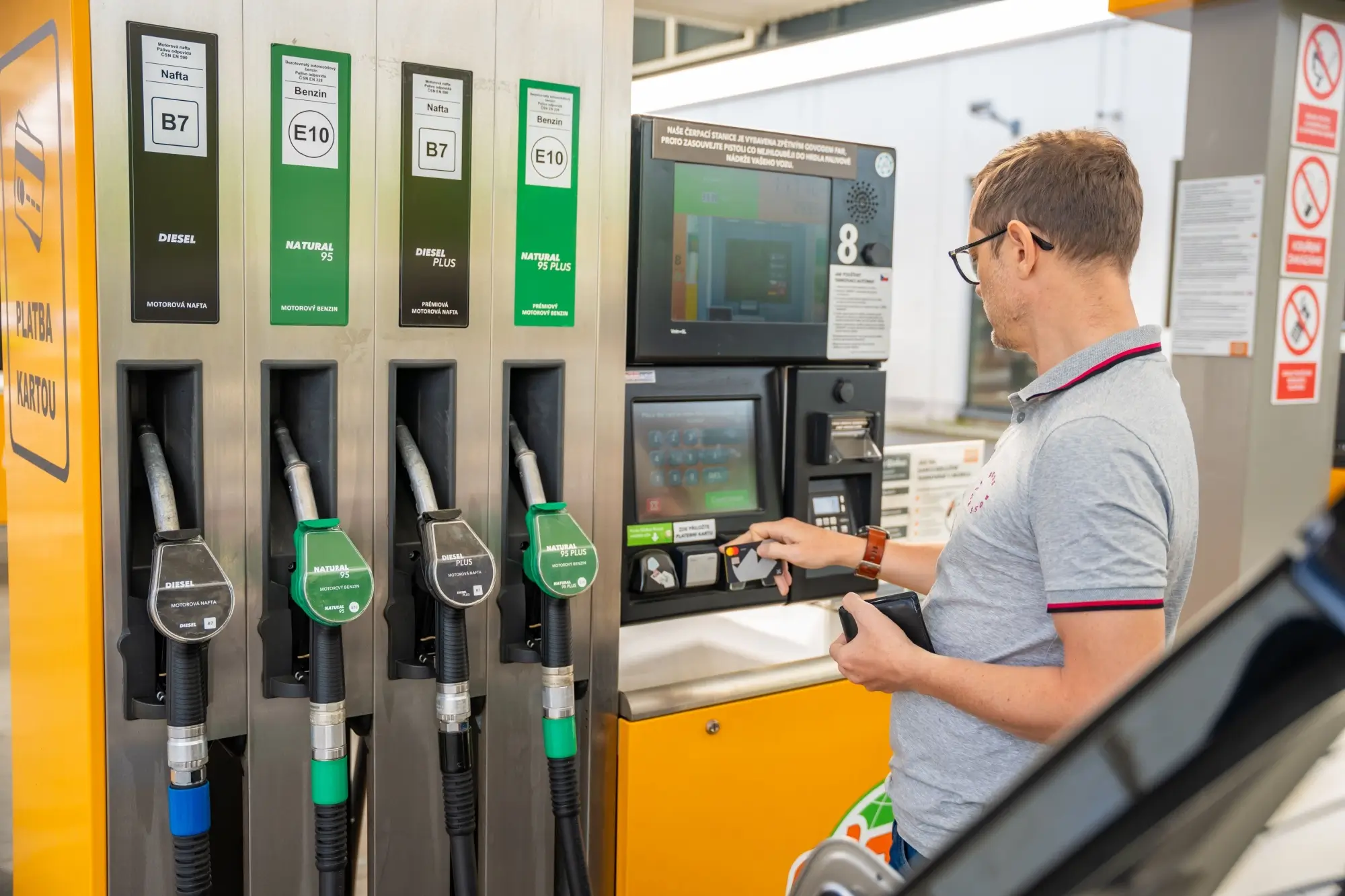 - Techsvět Muž platí u pumpy