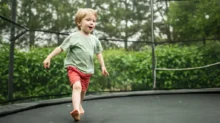 Dítě skáče na trampolíně