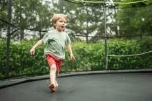 Dítě skáče na trampolíně