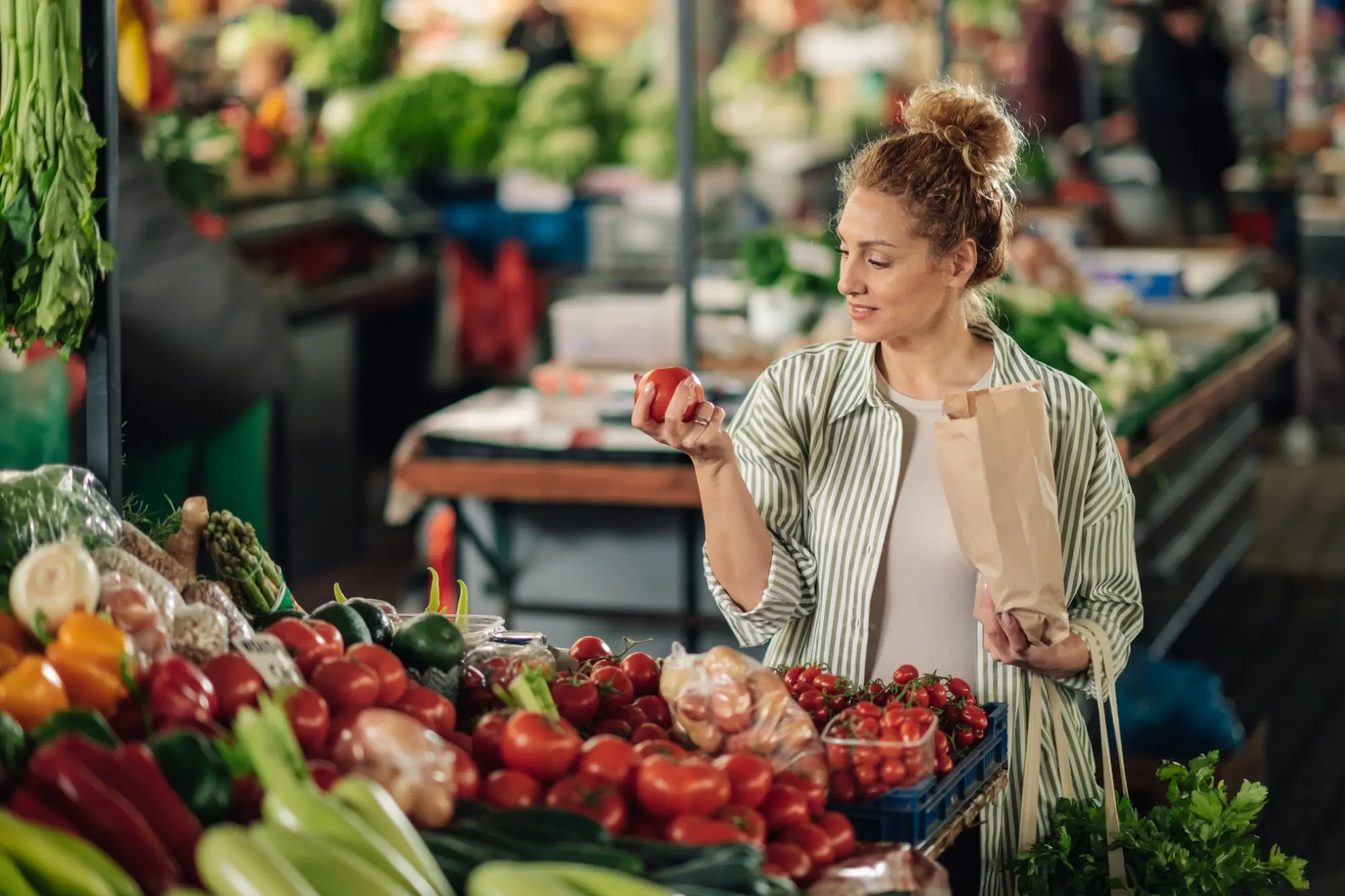 Shutterstock_2455755411 - Techsvět Žena nakupuje v supermarketu
