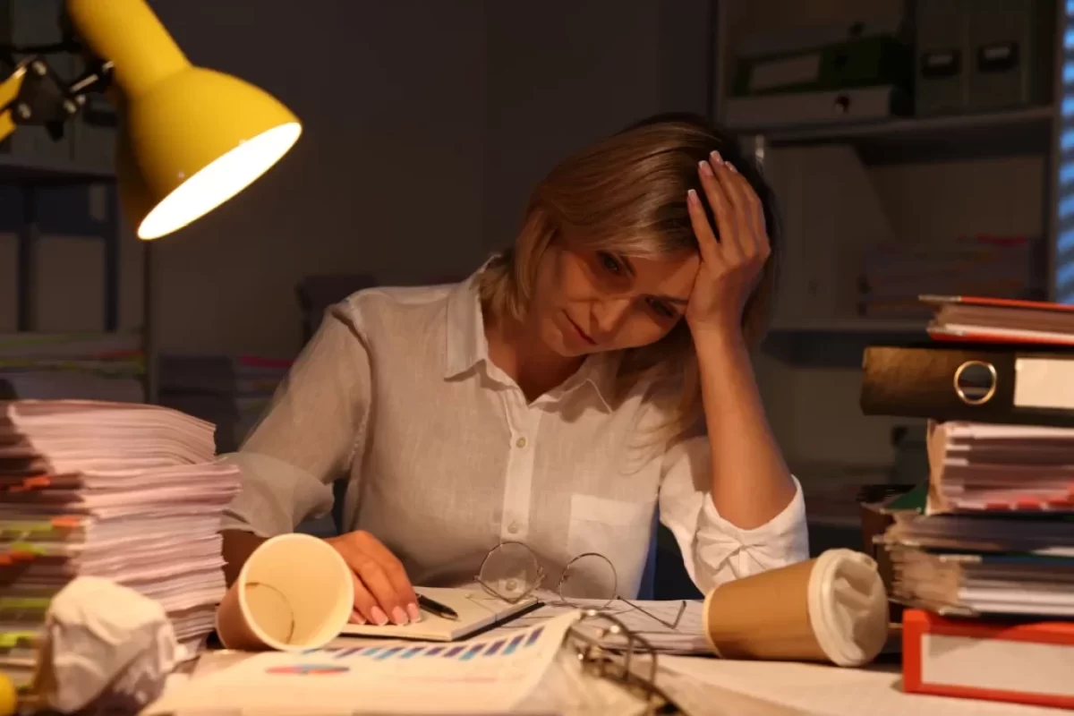 zena je smutná v práci