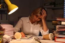 zena je smutná v práci
