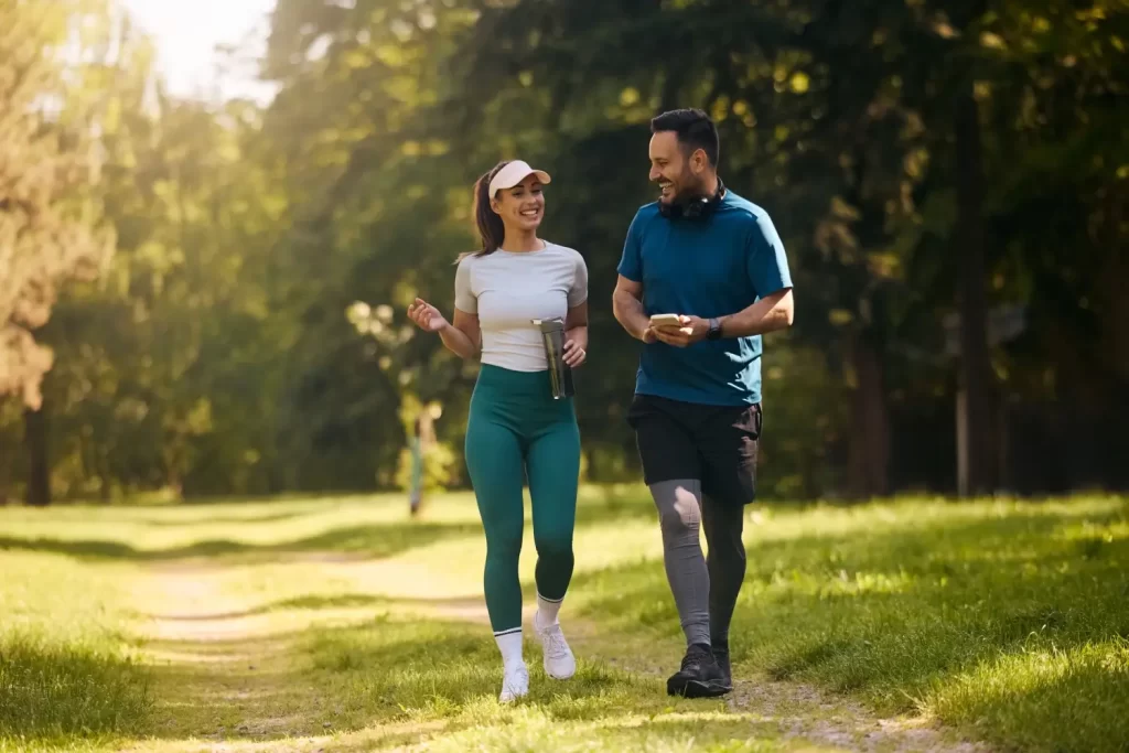 Chůzí hubnete pomaleji, ale častěji se trefíte do nejvhodnější tepovky - Techsvět žena ve sportovním oblečením jde s mužem na procházku