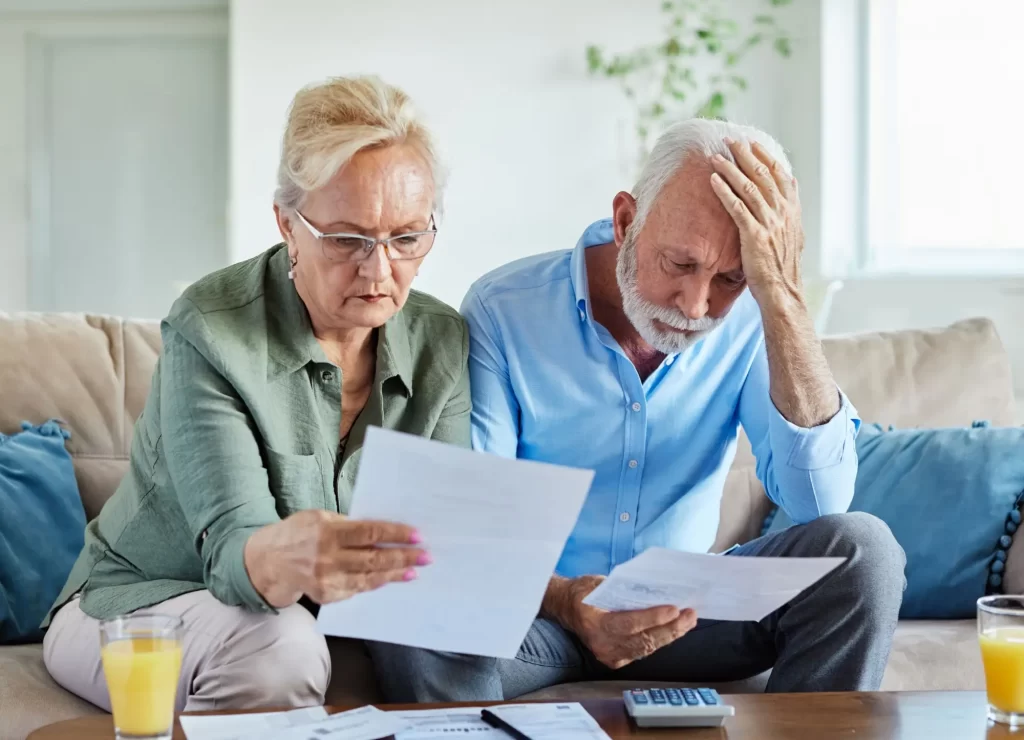 Spousta seniorů během důchodu strádá a neví, jak zaplatit účty, FOTO: Shutterstock - Techsvět senioři řeší peníze