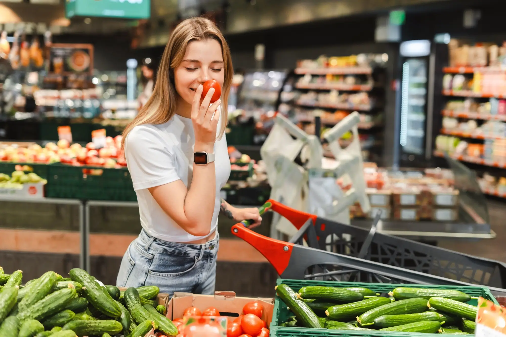 Shutterstock_2477082273 - Techsvět Dívka v obchodě kupuje zeleninu