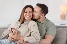 šťastný pár se líbá