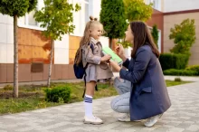 Maminka vypravuje dceru k zápisu