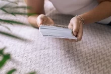 žena věští z karet