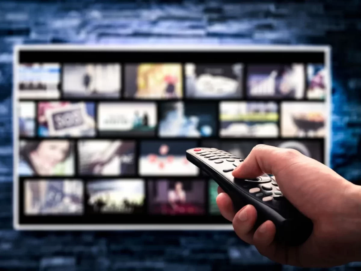 Ruka s ovladačem u TV