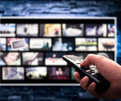 Ruka s ovladačem u TV