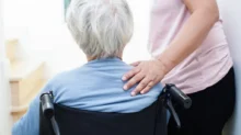 Žena pečuje o seniorku