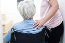 Žena pečuje o seniorku
