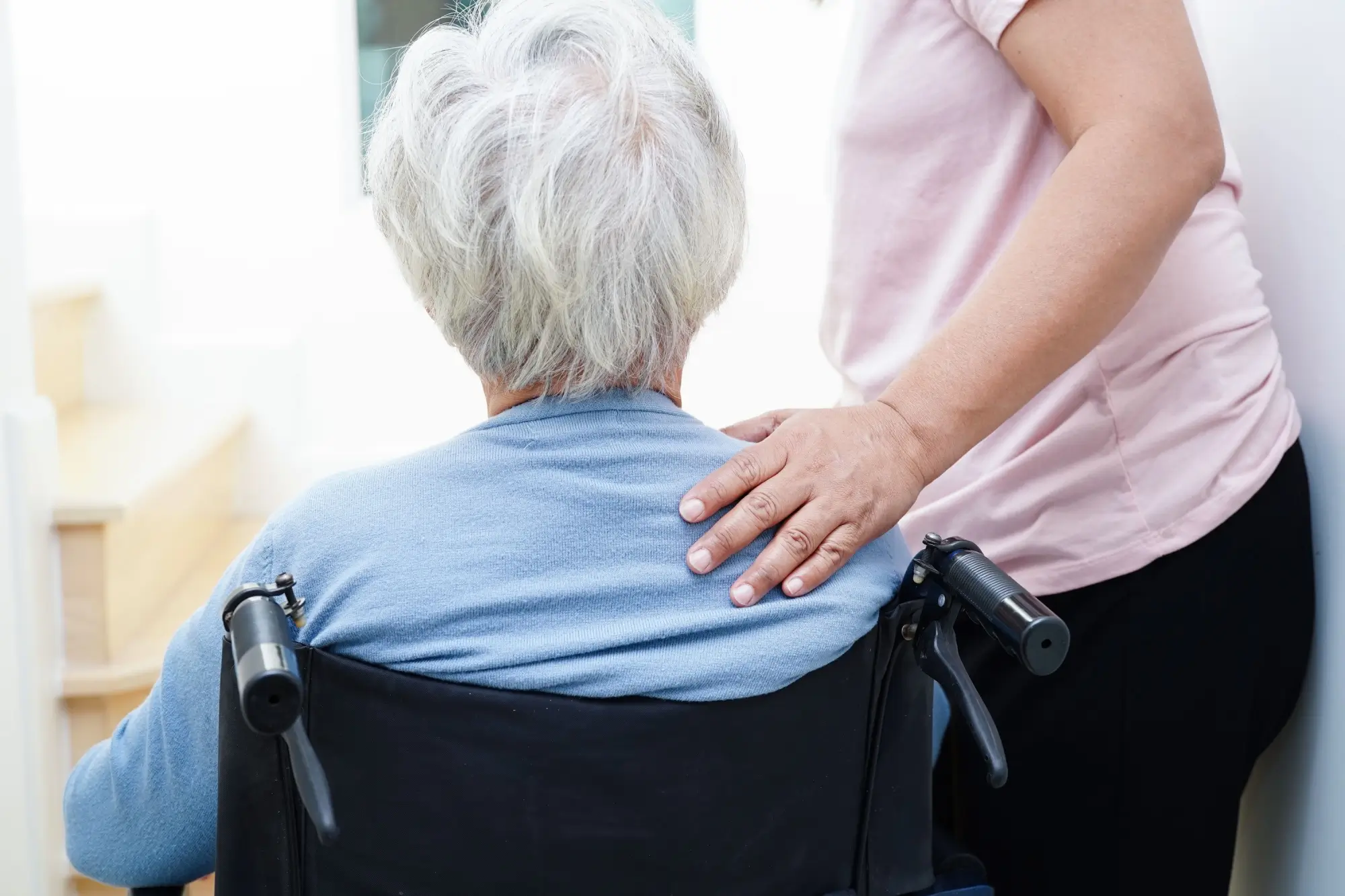 Žena pečuje o seniorku