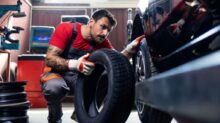 Mechanik mění pneumatiky