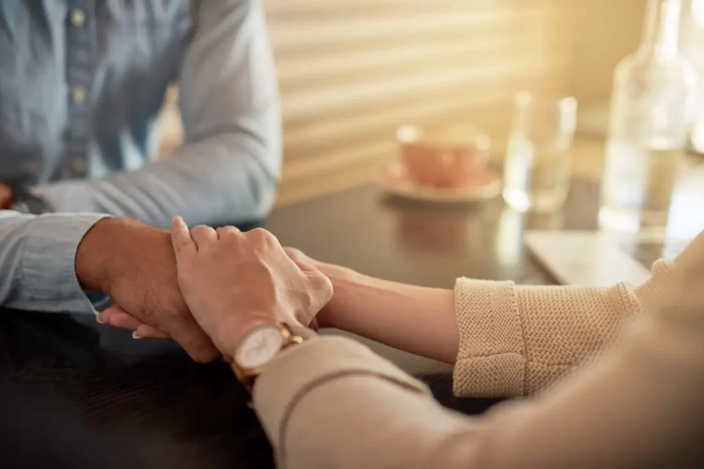 Umíte úžasně naslouchat - Techsvět empatická žena uklidňuje muže