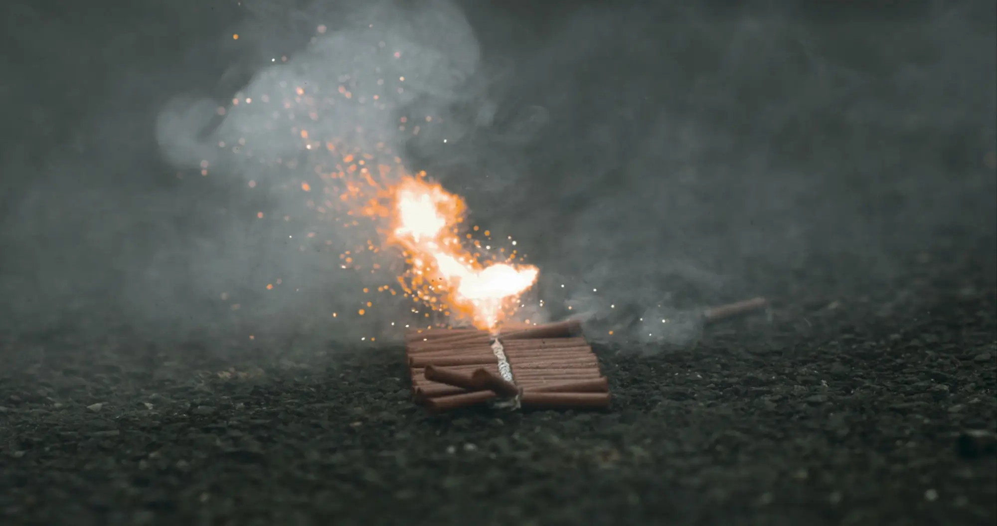 Shutterstock_2531680969 - Techsvět Zapálená pyrotechnika