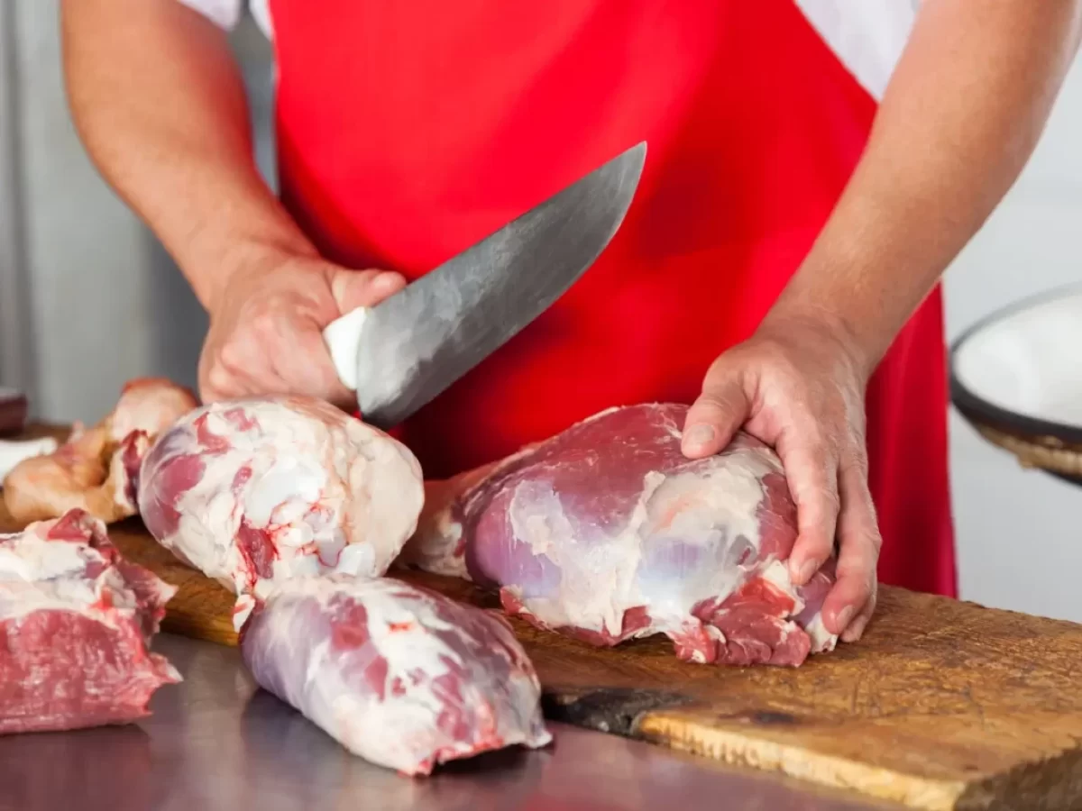 Řezník porcuje maso