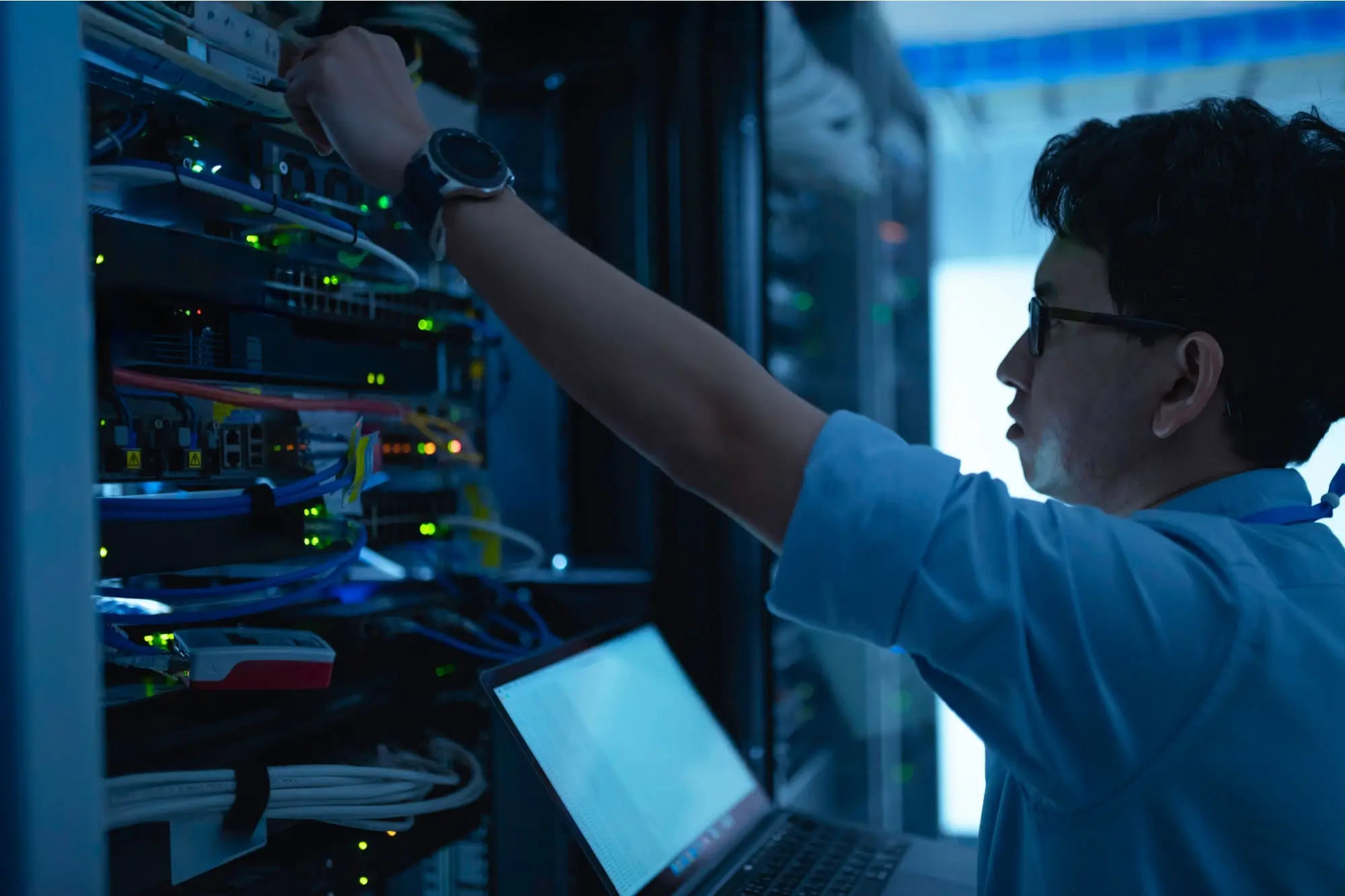 - Techsvět Muž u serveru