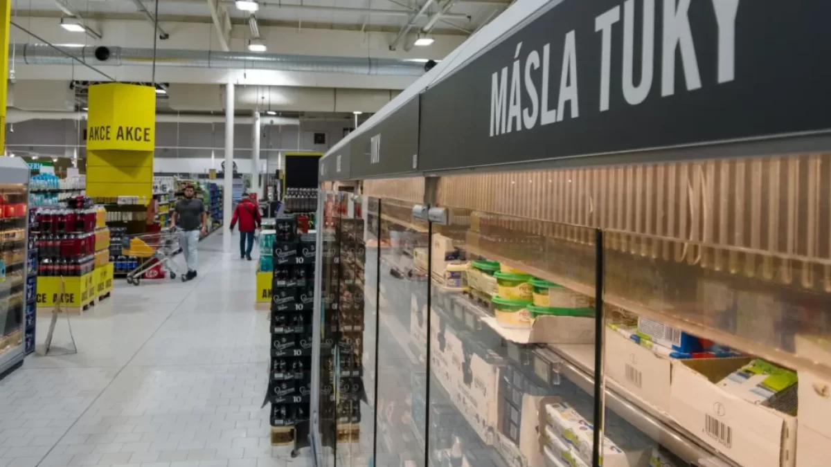 Regál s tuky a máslem