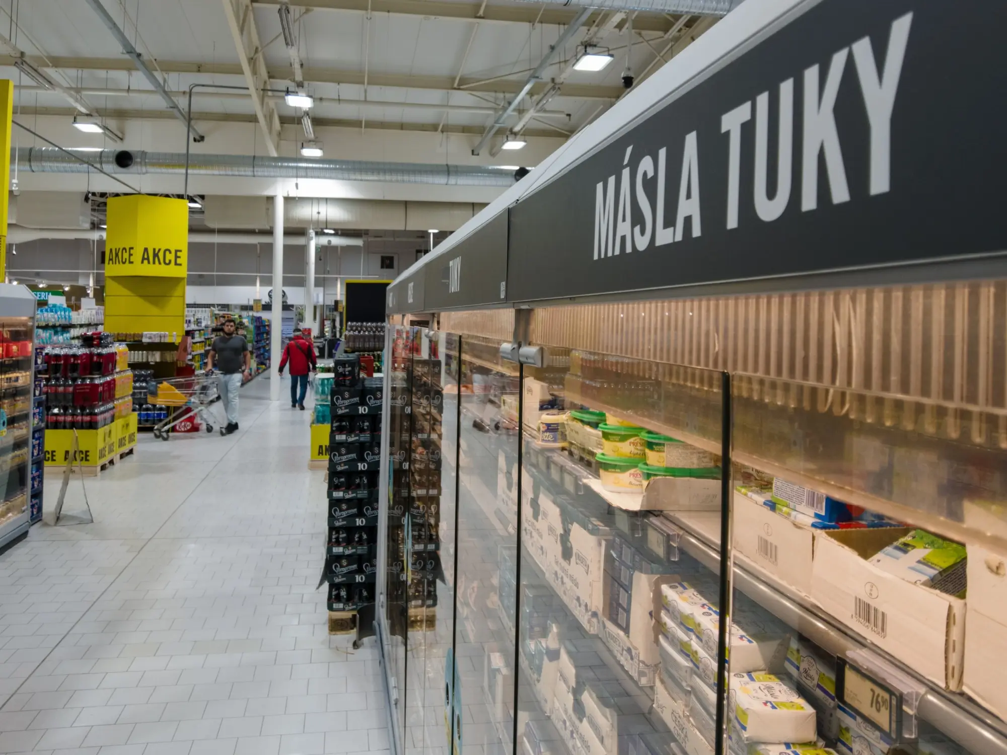 Regál s tuky a máslem
