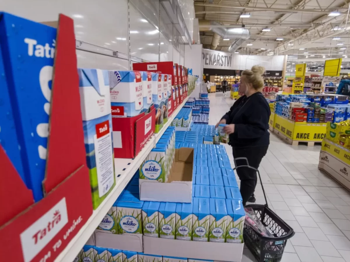Žena kupuje mléko