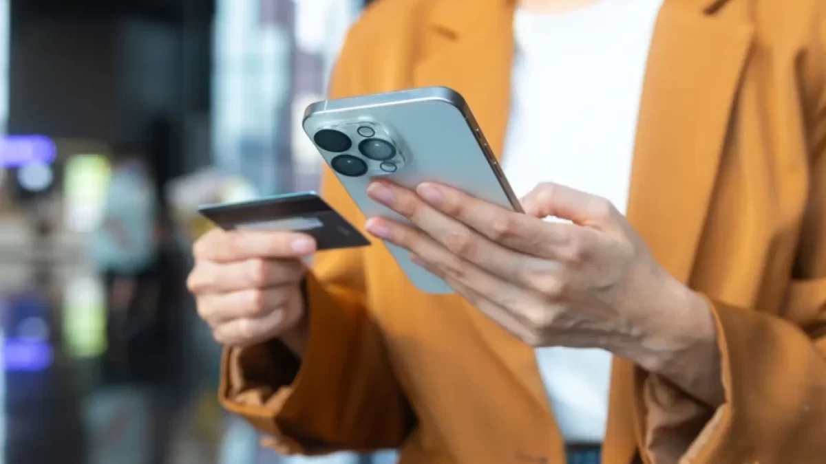 Žena platí mobilem s kreditkou