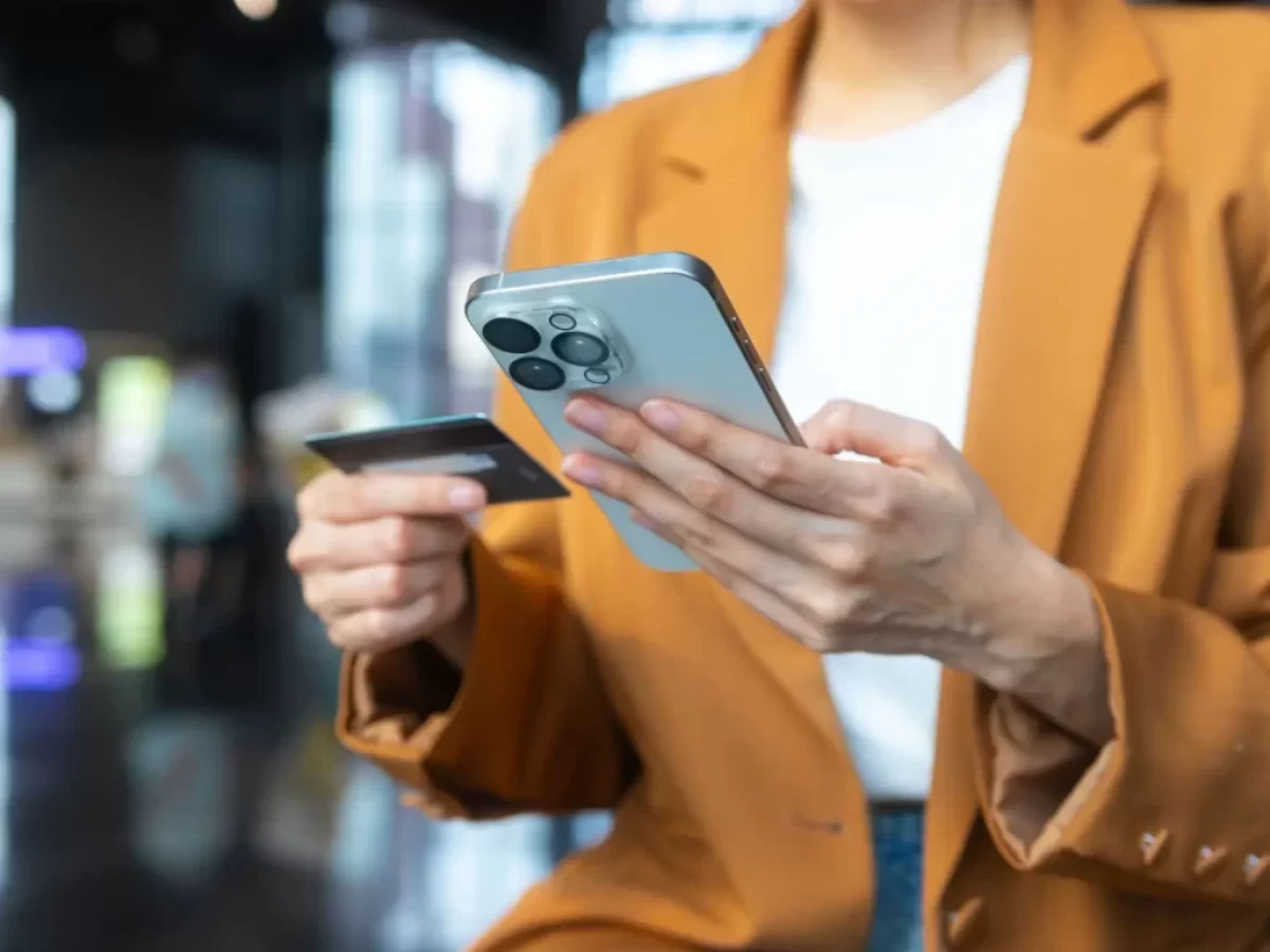 Žena platí mobilem s kreditkou