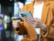 Žena platí mobilem s kreditkou