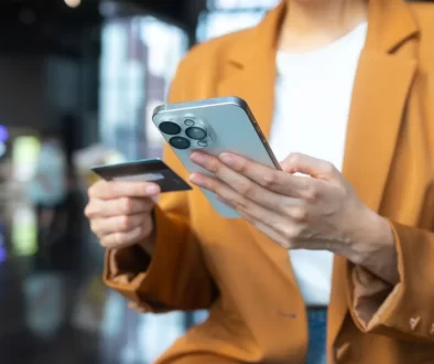 Žena platí mobilem s kreditkou