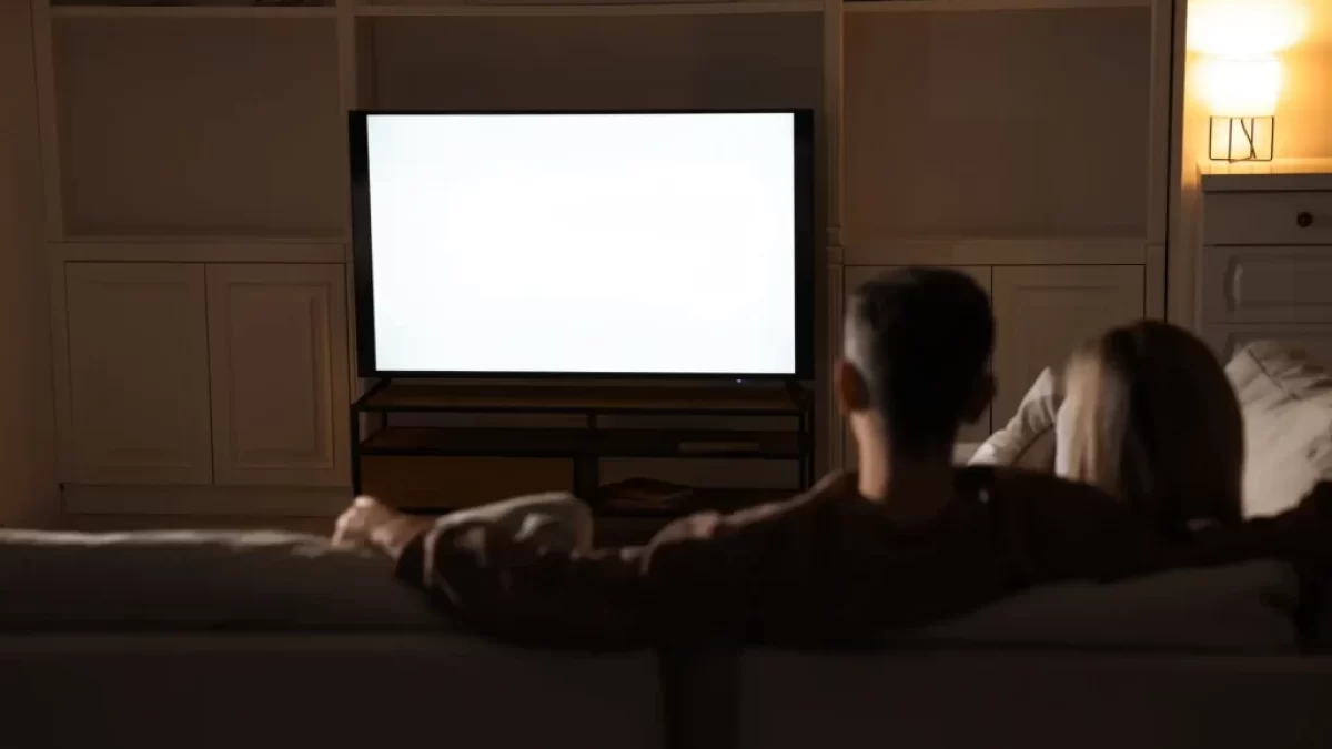 Lidé se večer dívají na televizi