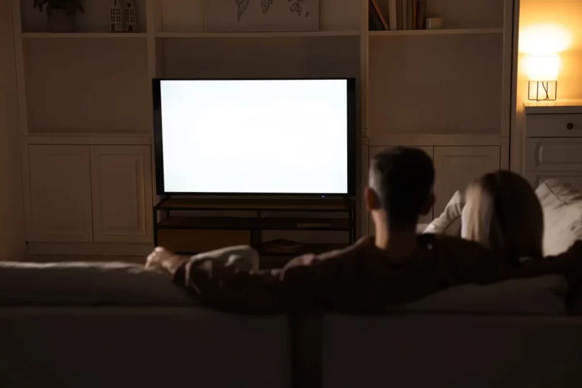 Lidé se večer dívají na televizi