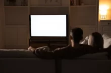 Lidé se večer dívají na televizi