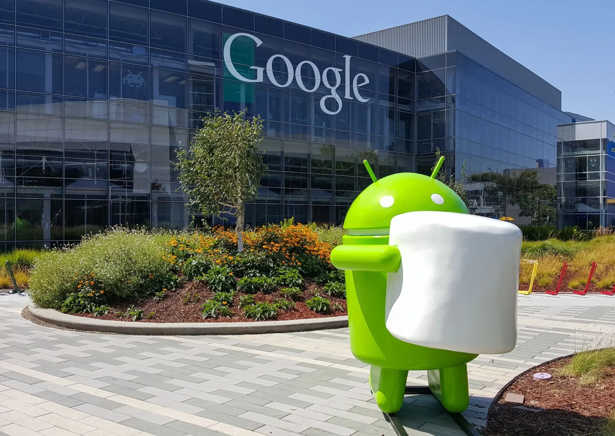 - Techsvět Google budova a Android socha Marshmallow před vchodem