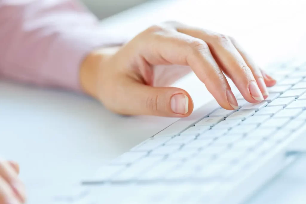 V následujících dnech se soustřeďte na ty nejdůležitější projekty - Techsvět žena pracuje na počítači