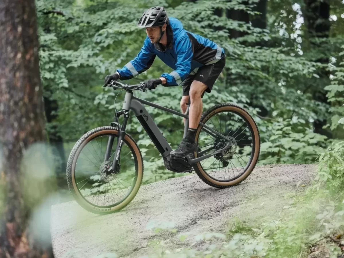 CRIVIT Cyklistická helma MTB na jezdci na kole